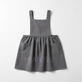 Flat lay fond blanc – Tablier robe pour fille